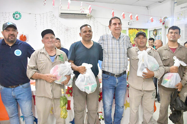 Jorge Jofré entregó bolsos navideños a los trabajadores de Servicios Públicos