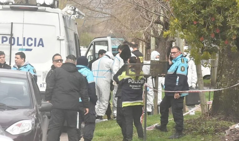 Vecino de La Plata encontró huesos humanos en el patio de su casa mientras cortaba el pasto
