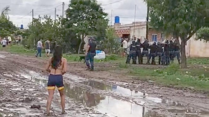 Incidentes entre policías y vecinos en el barrio 28 de Junio por la liberación de un acusado de abuso