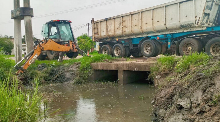 La Comuna profundizó el mantenimiento y desobstrucción de desagües durante el martes