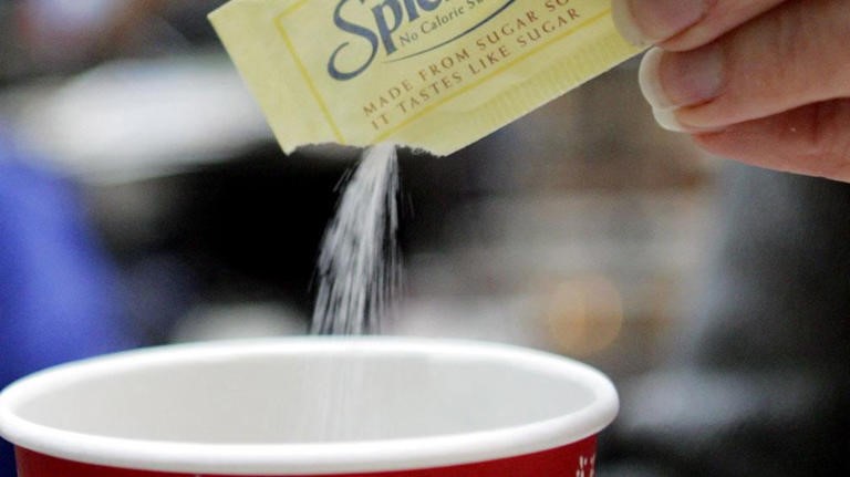 Por qué no deberías usar más edulcorante: la advertencia de los científicos