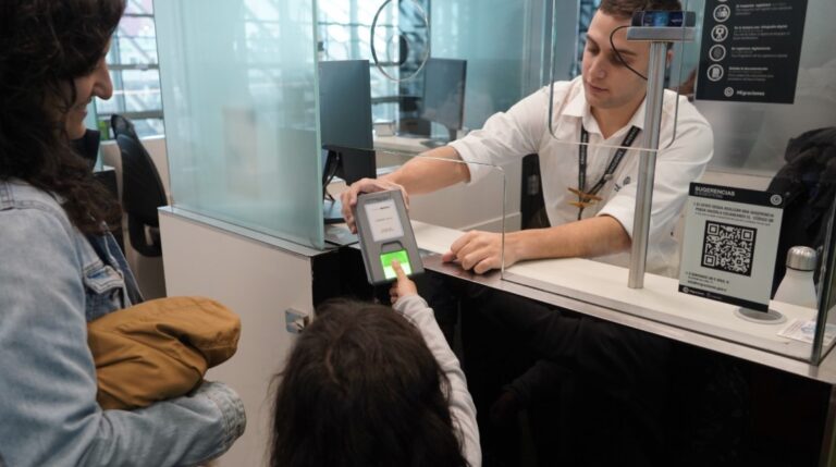 Migraciones recuerda los requisitos para viajar al exterior con menores de edad