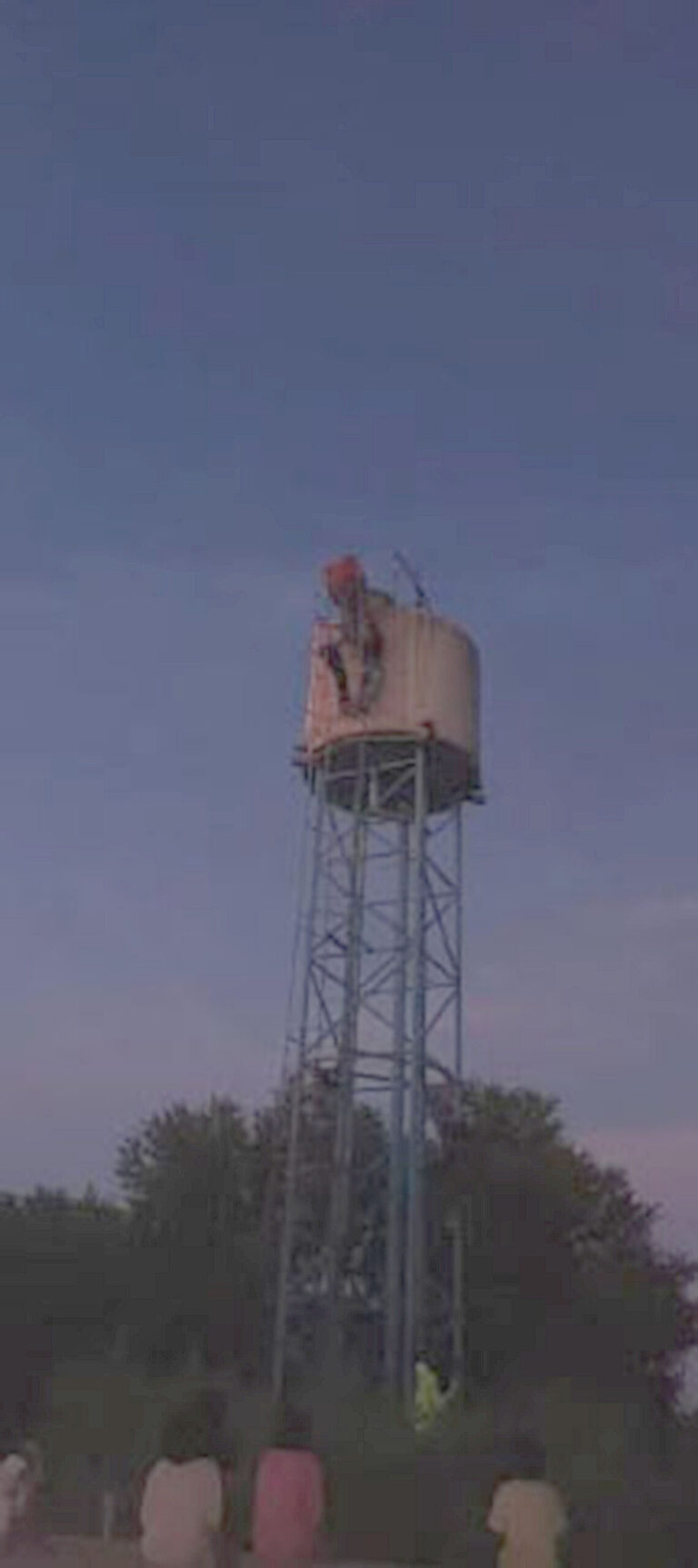 La Policía evitó que un menor se arroje desde una torre de agua