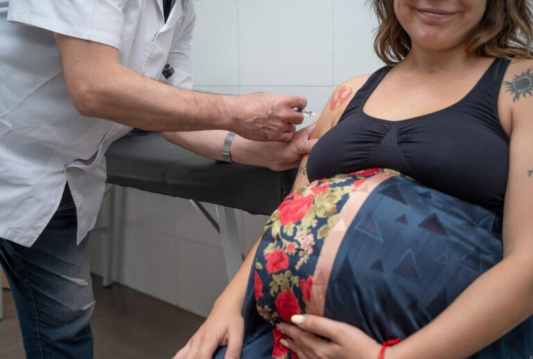 Comienza la vacunación en embarazadas contra el Virus Sincicial Respiratorio