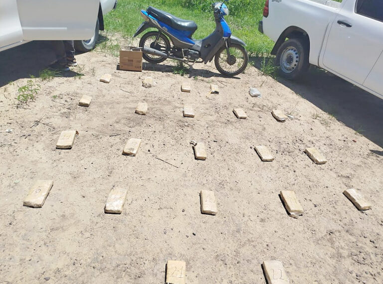 Secuestraron una motocicleta y más de 16 kilos de marihuana en zona de pastizales