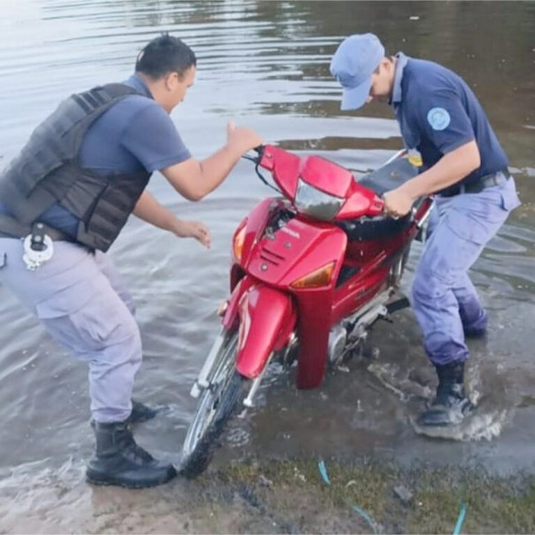 Clorinda: la Policía recuperó una motocicleta robada, sumergida en las aguas del Río Paraguay, lista para cruzar la frontera