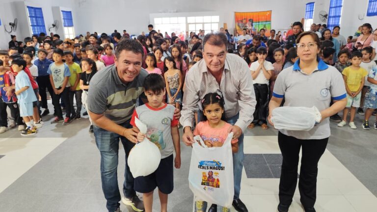 Las Lomitas: Niños y niñas de la EPEP N 42 celebraron Reyes y recibieron sus juguetes