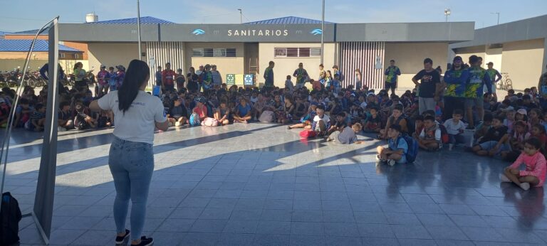 En la colonia de vacaciones, las niñas y niños aprenden sobre prevención del dengue