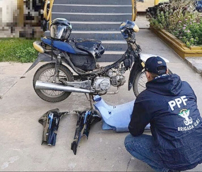 La Policía aprehende a un sujeto con pedido de captura y recupera una moto
