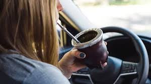 Multarán por tomar mate al volante: una sanción clave que muchos desconocen y será protagonista en las rutas