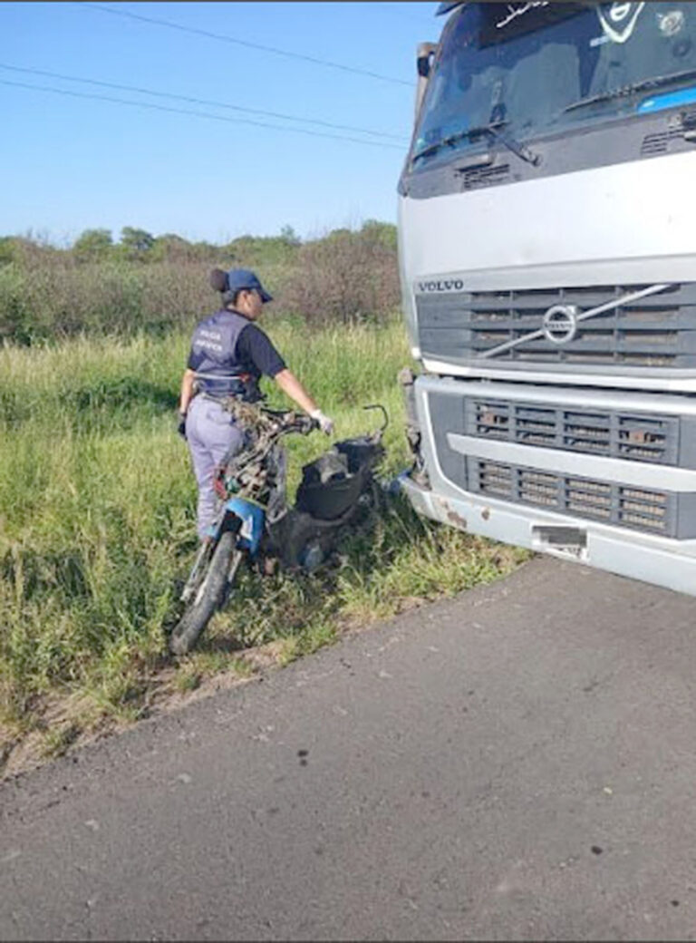 Un motociclista perdió la vida tras ser embestido por un camión