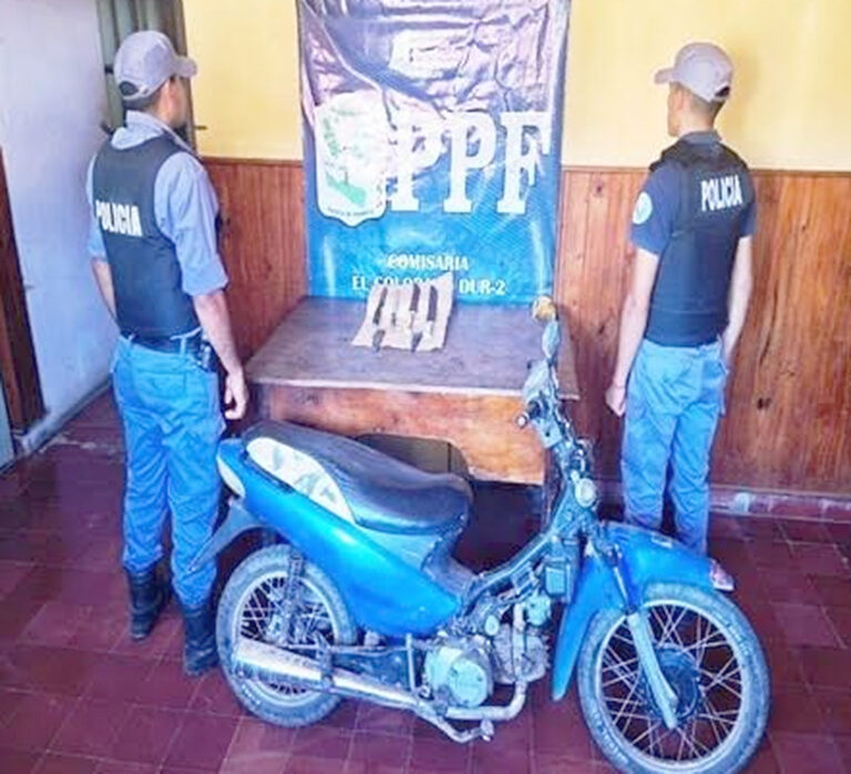 Detuvieron a tres sujetos, secuestraron armas blancas y una motocicleta
