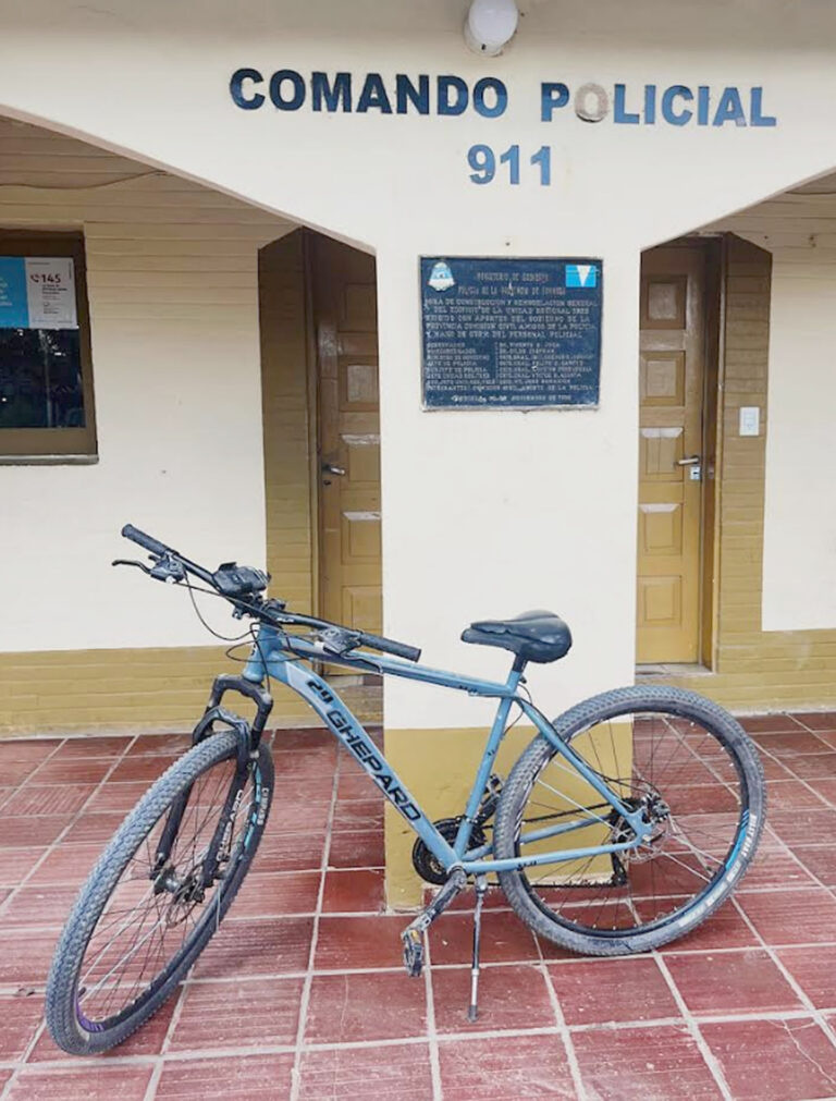 Detuvieron a tres sujetos y recuperaron una bicicleta