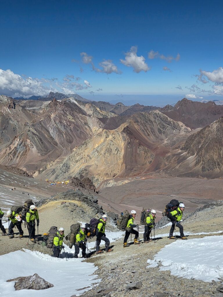 Hermandad en las Alturas: Los Ejércitos de Argentina y Chile Coronan el Aconcagua tras 25 Años
