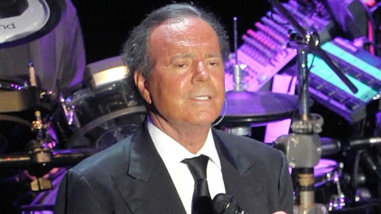 Julio Iglesias publicó un comunicado y negó las acusaciones de abuso sexual en su contra