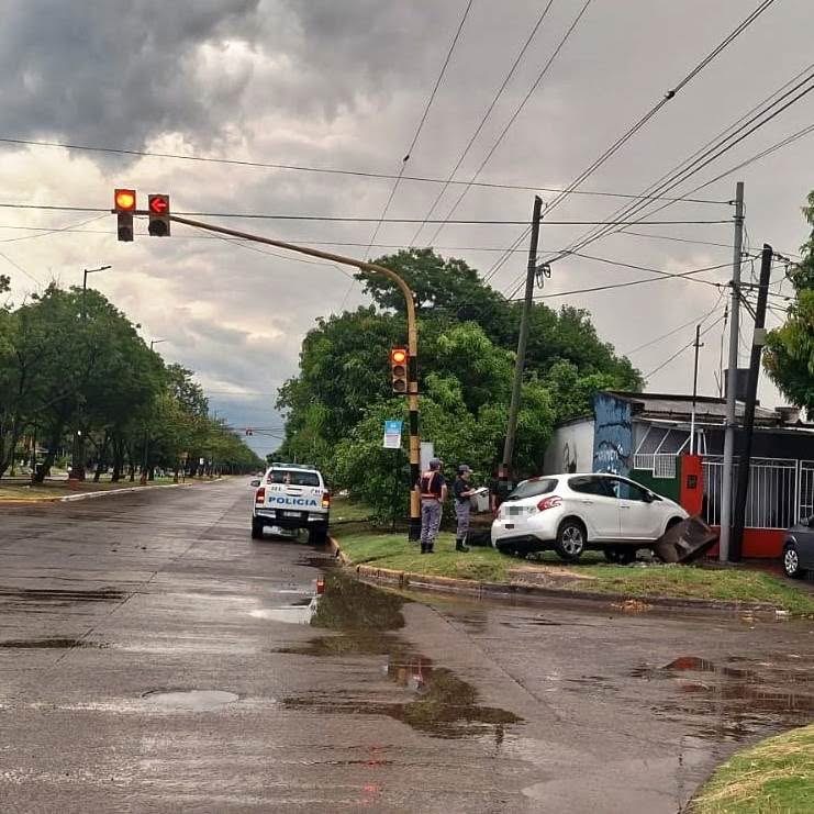 Avenida Kirchner: Un joven alcoholizado perdió el control de su vehículo y terminó sobre la vereda