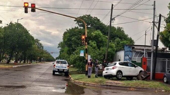 Un joven de 22 años perdió el control de su auto y embistió una vereda: tenía 2,65 de alcohol en sangre