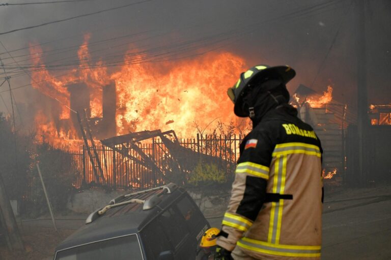 Chile: al menos 19 muertos y más de 50.000 evacuados por incendios fuera de control