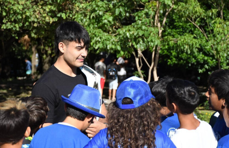 El bicampeón mundial Enzo Vicente visitó el Paraíso de los Niños