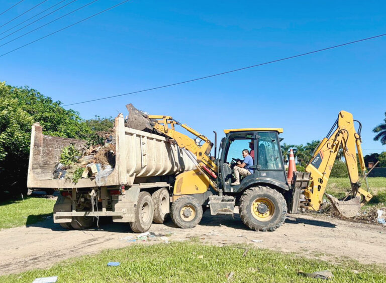 La Municipalidad continúa con operativos de limpieza y recolección en barrios de la ciudad