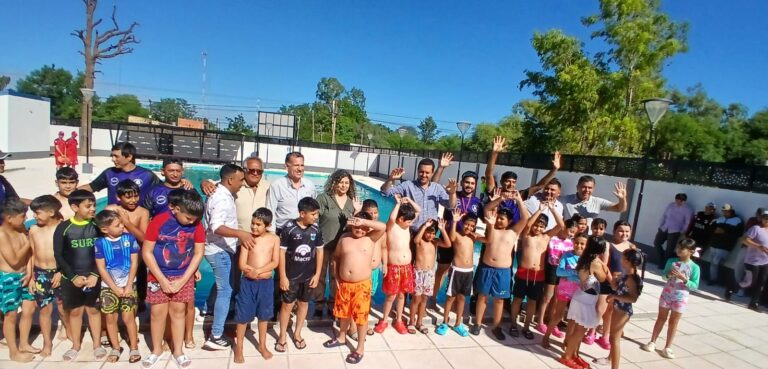 La exitosa apertura de la Colonia de Vacacionesde la pileta municipal de Ingeniero Juárez visibilizóel compromisode un Estado Presente