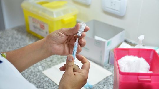 Comenzaron a distribuir la vacuna contra el dengue a 11 provincias