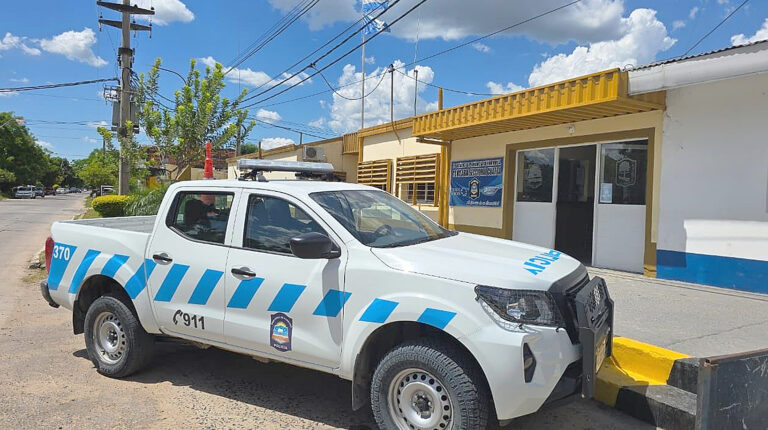 Detienen a un hombre y una mujer por agredir a efectivos policiales
