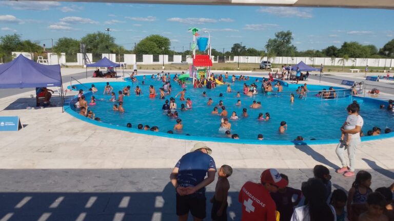 Se vivió una tarde de juegos y desafíos con la llegada de La hora feliz al Parque Acuático de Las Lomitas