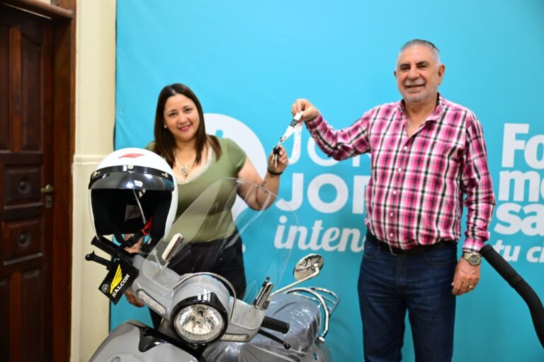El intendente Jofré entregó premiosa felices ganadores del sorteo de contribuyentes cumplidores