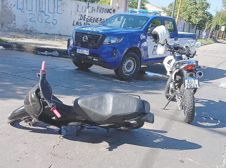 Un joven chocó su moto contra un colectivo, la Policía lo notó nervioso y le encontró cocaína