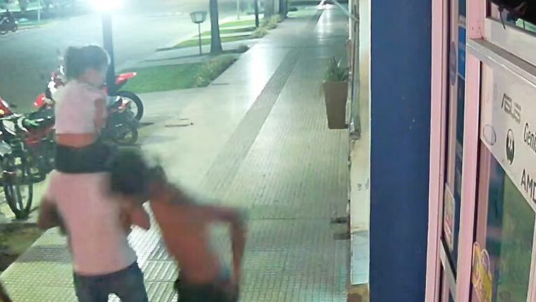 Un hombre con problemas de salud mental agredió a un padre y a su hija en plena calle y terminó internado