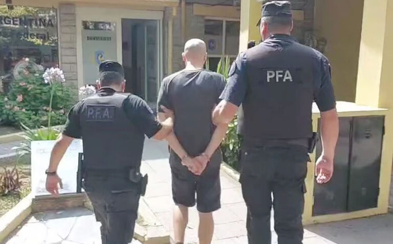 Detuvieron a un hombre por golpear la camioneta en la que viajaba Javier Milei