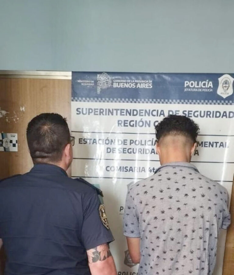 Una mujer murió tras caer desde un segundo piso durante una violenta discusión de pareja: detuvieron al novio