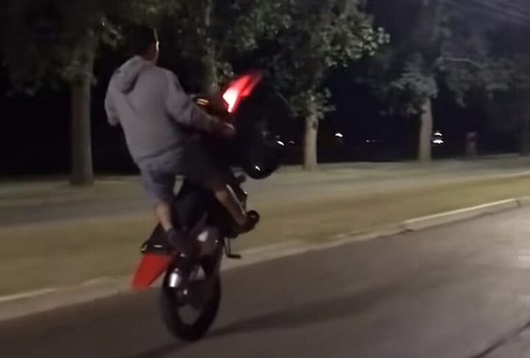 Advierten sobre peligros y sanciones de hacer willy en motos y bicicletas