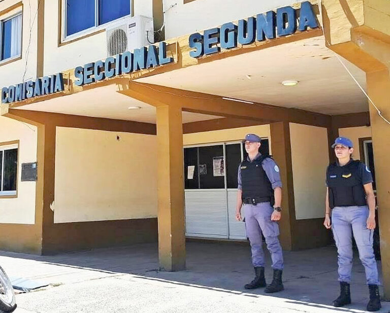 La Policía busca al conductor que colisionó una moto con dos ocupantes y se dio a la fuga