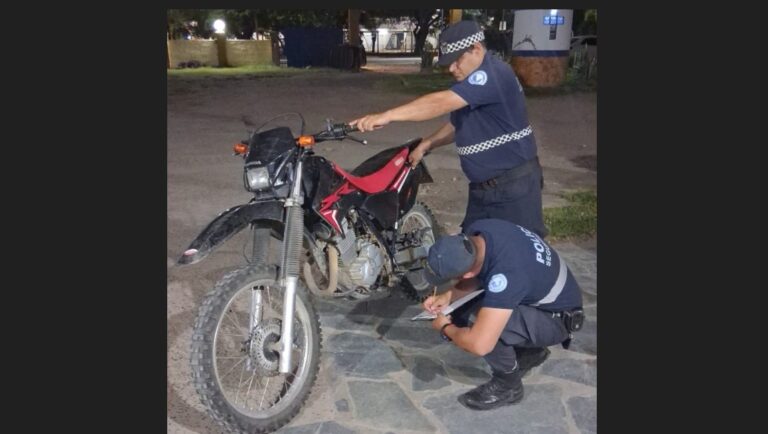 Inconsciencia al volante: Detectan a un motociclista circulando por la vereda en plena Avenida Italia