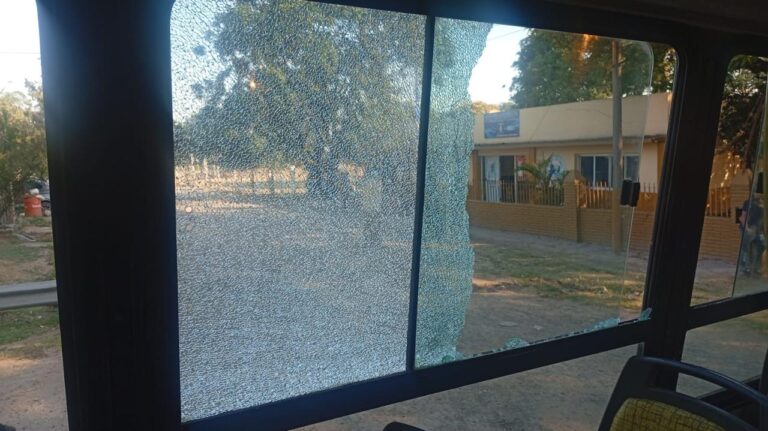 Vandalismo en el transporte público: un menor fue retenido tras atacar a piedrazos un colectivo urbano