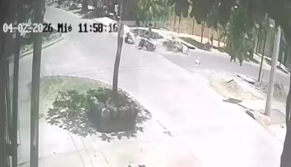 Impactante siniestro vial entre dos motos en el barrio Simón Bolívar
