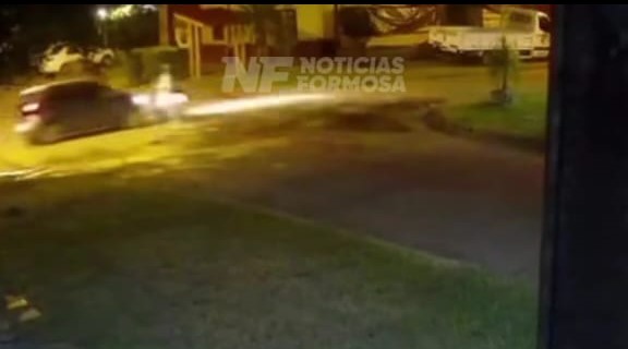 Fuerte choque entre auto y moto en conflictiva intersección sin cartelería