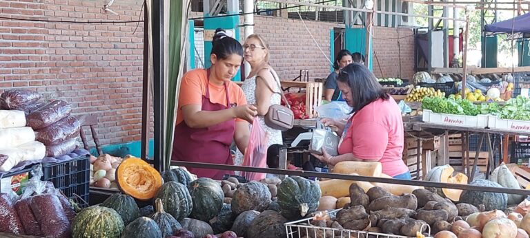 Se realizó ayer la Frutiferia Tu ciudad especial Día de los Enamorados