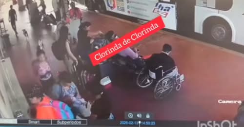 Una mujer llevaba a una beba en una bolsa de compras en un ómnibus y no pudo certificar que es su hija