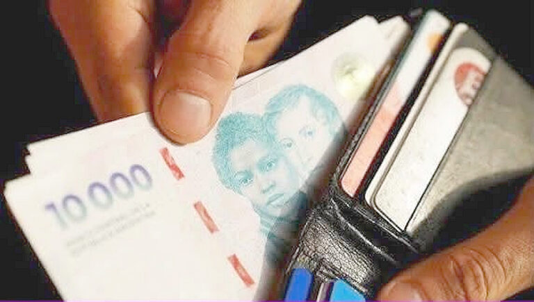 Aseguran que el poder adquisitivo no se recupera desde 2023, continúan cayendo salarios públicos y privados mientras la inflación sigue escalando