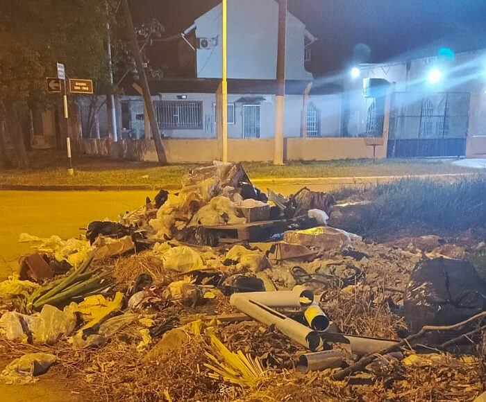 Crece el malestar por microbasural en la esquina Arenales y Güemes