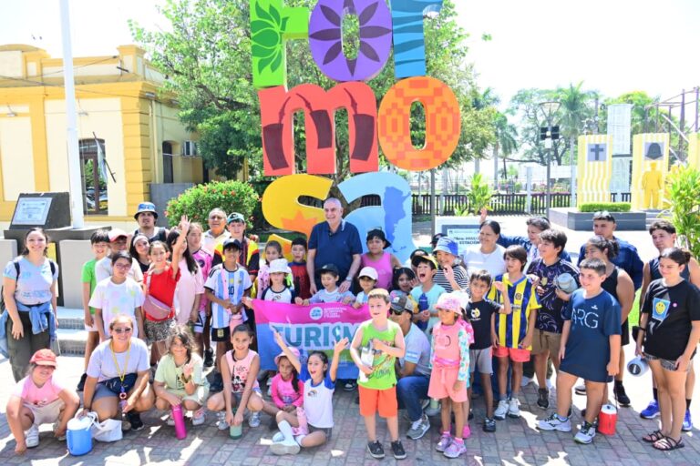 El intendente Jofré recibió a niños y niñas que realizaron una visita guiada por la ciudad