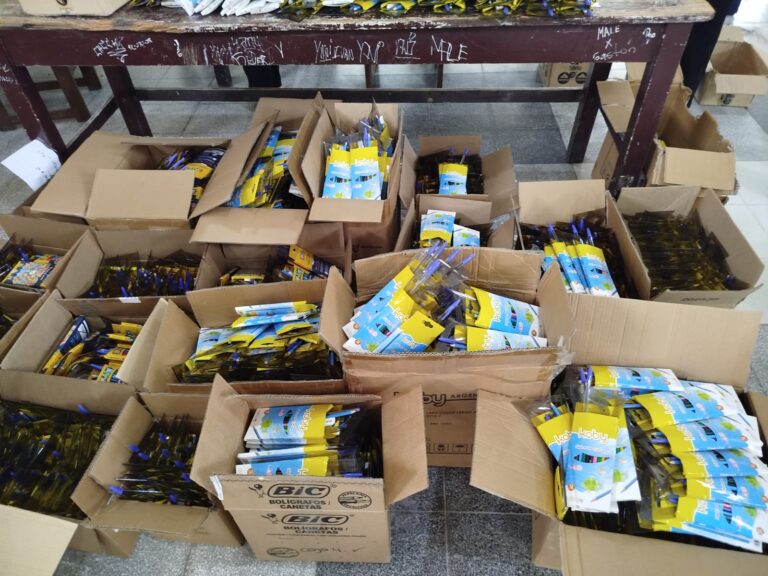 Entrega de kits escolares en el oeste: Esta ayuda representa un alivio económico para los padres