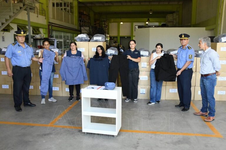 El Programa Fontex realizó una nueva entrega de uniformes policiales
