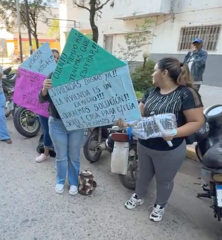 Volvieron a reclamar por viviendas: mujeres se manifestaron frente a Casa de Gobierno