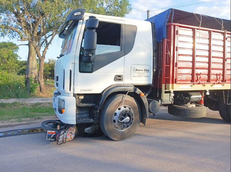 Un motociclista perdió la vida tras colisionar con un camión