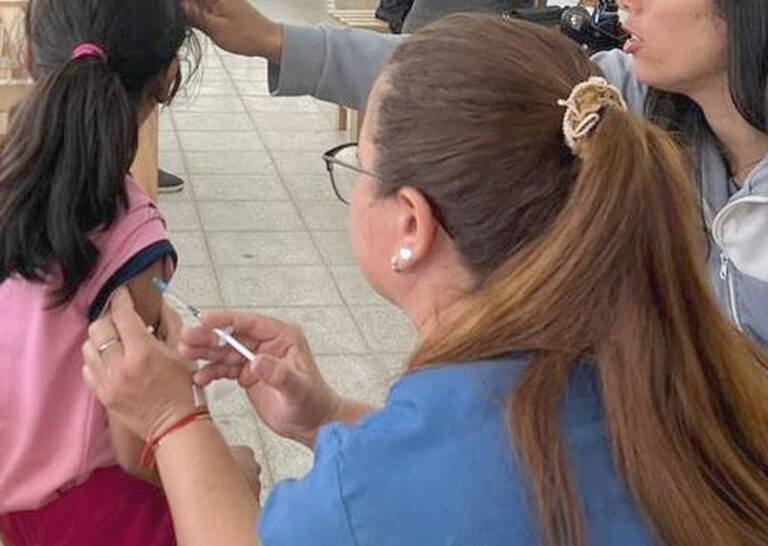 Recuerdan completar el carnet de vacunación de niños en edad escolar