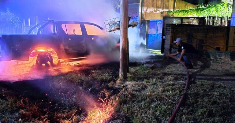 Atentado en Comandante Fontana:incendiaron la camioneta particular del director del hospital